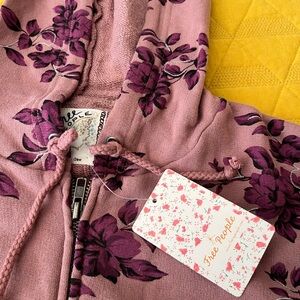 NWT FREE PEOPLE. CROP ZIP UP HOODIE. WOMENS SIZE MED